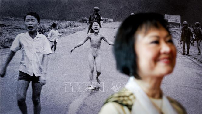 Trong ảnh: Bà Phan Thị Kim Phúc trước bức ảnh 