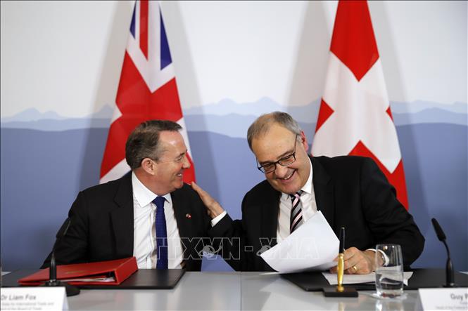 Trong ảnh: Bộ trưởng Thương mại Anh Liam Fox (trái) và Bộ trưởng Kinh tế Thụy Sĩ Guy Parmelin tại lễ ký thỏa thuận duy trì hoạt động thương mại Anh - Thụy Sĩ ở Bern ngày 11/2/2019. Ảnh: AFP/ TTXVN
