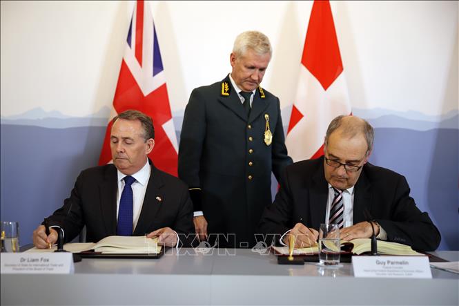 Trong ảnh: Bộ trưởng Thương mại Anh Liam Fox (trái) và Bộ trưởng Kinh tế Thụy Sĩ Guy Parmelin (phải) ký thỏa thuận duy trì hoạt động thương mại Anh - Thụy Sĩ tại Bern ngày 11/2/2019. Ảnh: AFP/ TTXVN