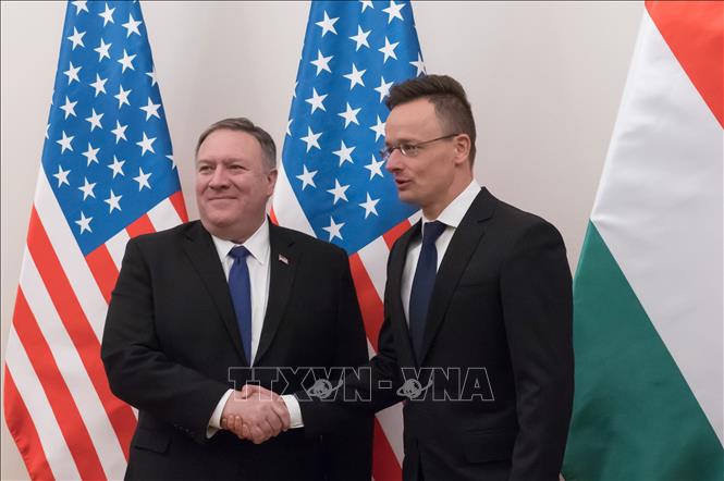 Trong ảnh: Ngoại trưởng Hungary Peter Szijjarto (phải) và Ngoại trưởng Mỹ Mike Pompeo trong cuộc gặp tại Budapest, Hungary, ngày 11/2/2019. Ảnh: THX/ TTXVN