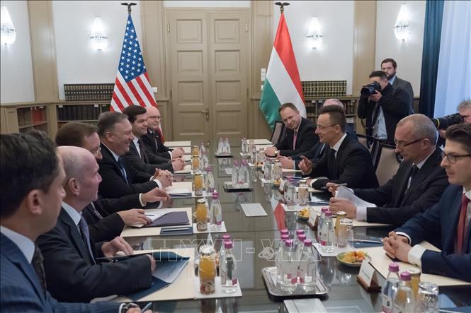 Trong ảnh: Ngoại trưởng Hungary Peter Szijjarto (thứ 3, phải) và Ngoại trưởng Mỹ Mike Pompeo (thứ 4, trái) trong cuộc gặp tại Budapest, Hungary, ngày 11/2/2019. Ảnh: THX/ TTXVN