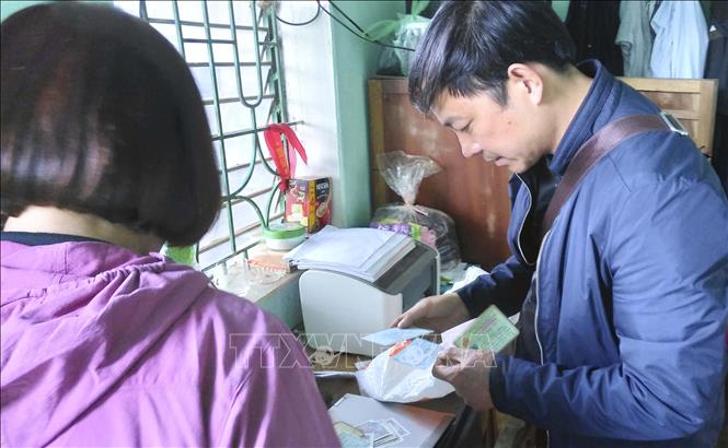 Trong ảnh: Lực lượng công an khám xét khẩn cấp nhà cậu ruột của Vương Văn Hùng. Ảnh: TTXVN phát