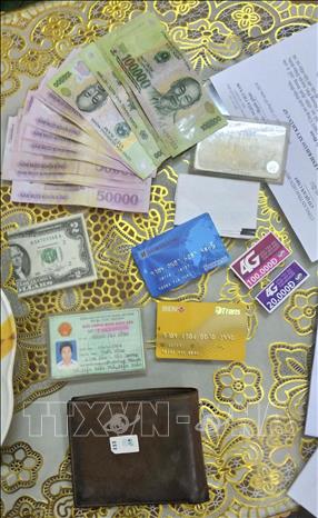 Trong ảnh: Một số đồ vật thu giữ tại nhà cậu ruột của Vương Văn Hùng. Ảnh: TTXVN phát