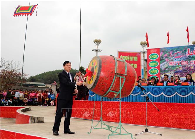 Trong ảnh: Lãnh đạo huyện Chiêm Hóa, tỉnh Tuyên Quang đánh trống khai hội. Ảnh Quang Đán - TTXVN