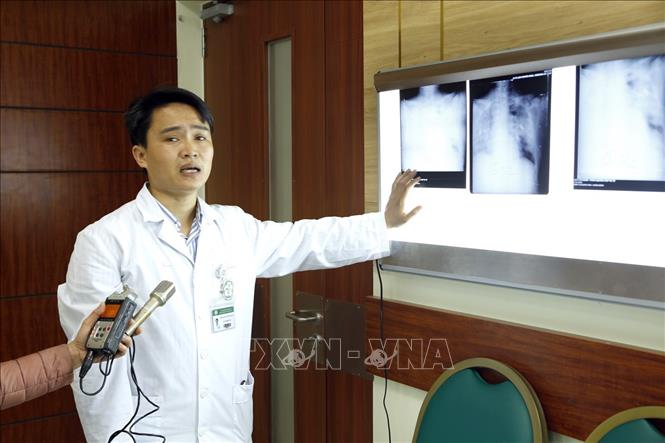 Trong ảnh: Bác sĩ Phạm Thế Thạch trực tiếp điều trị cho 2 bệnh nhân cúm A/H1N1 cung cấp thông tin cho các cơ quan báo chí. Ảnh: Dương Ngọc – TTXVN
