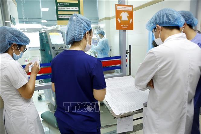 Trong ảnh:  Các GS, bác sĩ Khoa Hồi sức tích cực – Bệnh viện Bạch Mai hội chẩn ca bệnh cúm A/H1N1 cho bệnh nhân 61 tuổi (nam) đang nguy kịch. Ảnh: Dương Ngọc – TTXVN