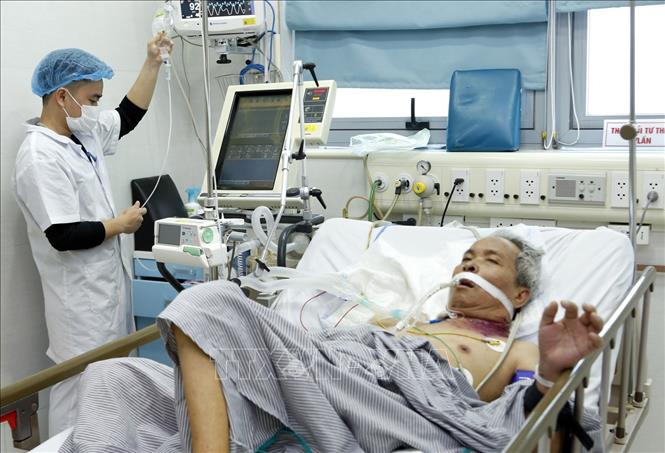 Trong ảnh:  Khoa Hồi sức tích cực – Bệnh viện Bạch Mai điều trị cho bệnh nhân (61 tuổi) cúm A/H1N1 rất nặng. Ảnh: Dương Ngọc – TTXVN