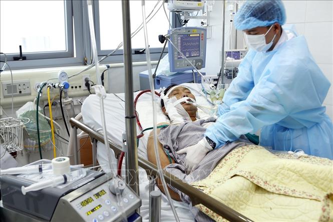 Trong ảnh:  Khoa Hồi sức tích cực – Bệnh viện Bạch Mai điều trị cho bệnh nhân (51 tuổi) cúm A/H1N1 rất nặng. Ảnh: Dương Ngọc – TTXVN
