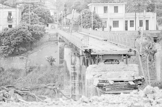 Trong ảnh: Cầu Hồ Kiều ở thị xã Lào Cai, tỉnh Hoàng Liên Sơn (nay thuộc tỉnh Lào Cai) bị địch dùng thuốc nổ phá sập khi rút lui, cuối tháng 3/1979. Ảnh: Nguyễn Trân - TTXVN