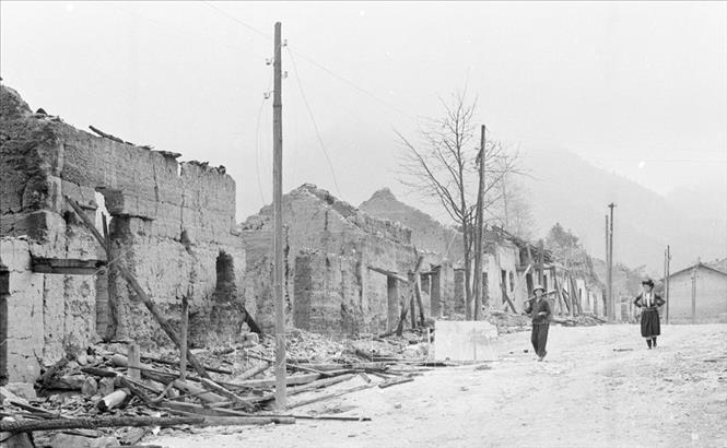 Trong ảnh: Nhà cửa, đường phố ở thị trấn Phó Bảng, huyện Đồng Văn, tỉnh Hà Tuyên bị đạn pháo của địch tàn phá trong ngày 8 và 9/3/1979. Ảnh: Ngọc Quán - TTXVN