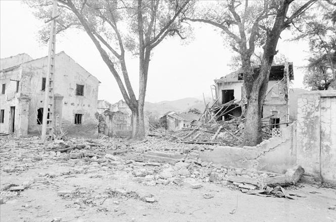 Trong ảnh: Nhà cửa của nhân dân khu phố Lò Rèn, thị trấn Đồng Đăng, tỉnh Lạng Sơn bị địch phá hủy. Ảnh: Thế Thuần - TTXVN