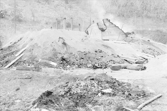 Trong ảnh: Kho thóc ở Bến Đền, tỉnh Hoàng Liên Sơn (nay thuộc Lào Cai) bị địch đốt cháy trước khi rút chạy. Ảnh: Nguyễn Trân - TTXVN