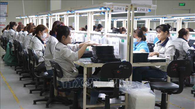 Trong ảnh: Công nhân Công ty TNHH Daeil Tech, thuộc Khu công nghiệp Quế Võ (xã Nam Sơn, thành phố Bắc Ninh) đi làm trở lại sau Tết. Ảnh: Thanh Thương - TTXVN