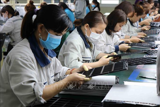Trong ảnh: Công nhân Công ty TNHH Daeil Tech, thuộc Khu công nghiệp Quế Võ (xã Nam Sơn, thành phố Bắc Ninh) đi làm trở lại sau Tết. Ảnh: Thanh Thương - TTXVN