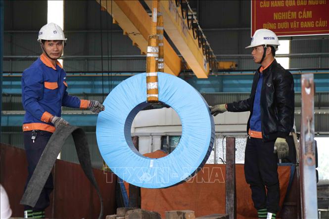 Trong ảnh: Công nhân Công ty TNHH Dịch vụ Thép NSSB Hà Nội (xã Nam Sơn, thành phố Bắc Ninh) đi làm trở lại sau Tết. Ảnh: Thanh Thương - TTXVN