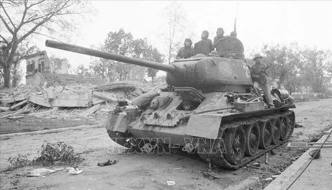 Los soldados de la Unidad 407 persiguen a los invasores en Lang Son. (Fuente: VNA)