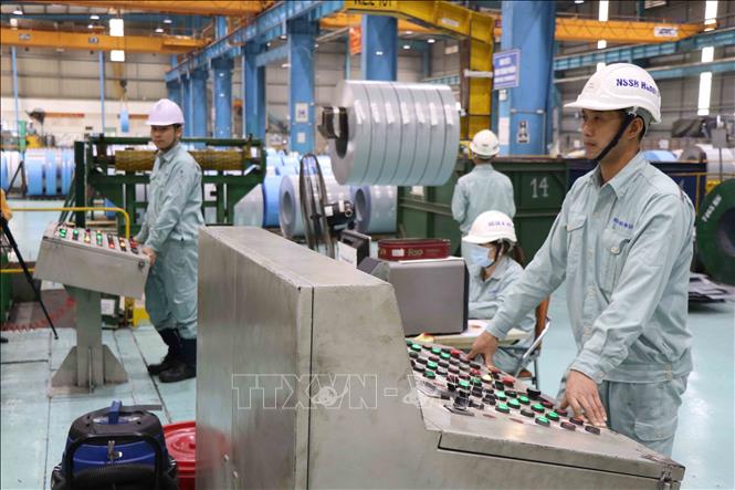 Trong ảnh: Công nhân Công ty TNHH Dịch vụ Thép NSSB Hà Nội (xã Nam Sơn, thành phố Bắc Ninh) đi làm trở lại sau Tết. Ảnh: Thanh Thương - TTXVN