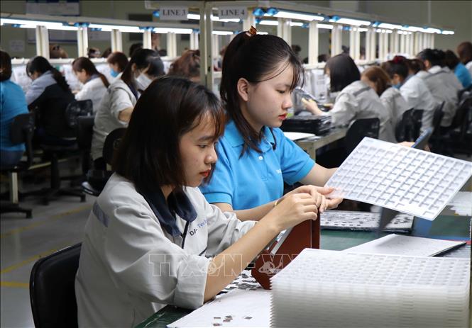 Trong ảnh: Công nhân Công ty TNHH Daeil Tech, thuộc Khu công nghiệp Quế Võ (xã Nam Sơn, thành phố Bắc Ninh) đi làm trở lại sau Tết. Ảnh: Thanh Thương - TTXVN