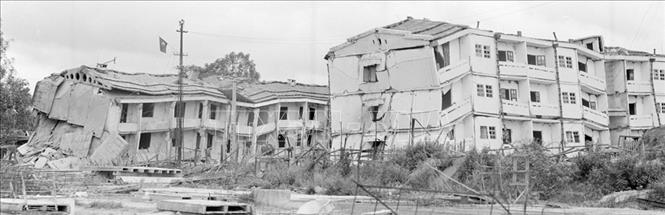 Edificios en la provincia norteña de Hoang Lien Son, en la actualidad Lao Cai, destruidos por los enemigos. (Fuente: VNA)