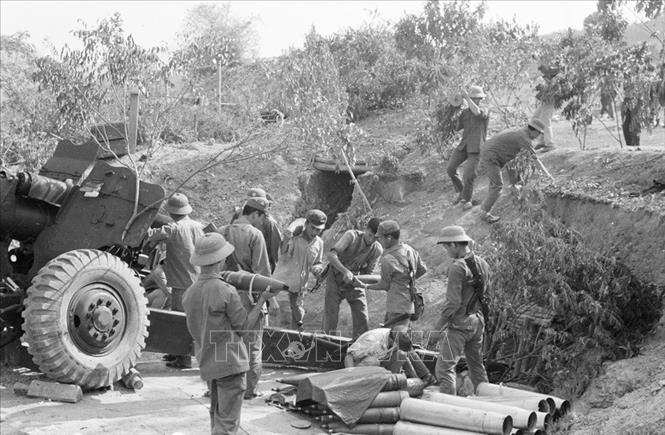 Trong ảnh: Dân quân huyện Văn Quán, tỉnh Lạng Sơn vừa bám trụ chiến đấu, vừa tổ chức vận chuyển đạn kịp thời đến trận địa phục vụ bộ đội pháo binh tiêu diệt địch, ngày 27/2/1979. Ảnh: Hà Việt - TTXVN
