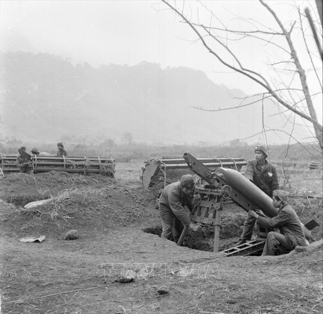 Trong ảnh: Các chiến sĩ chuẩn bị khí tài chiến đấu trên mặt trận Hà Tuyên. Ảnh: Minh Lộc – TTXVN