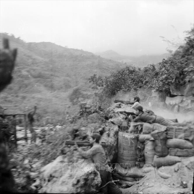 Trong ảnh: Các chiến sĩ Đại đội 39, Đoàn 313 Hà Tuyên tổ chức tiêu diệt các ụ súng của địch, tạo điều kiện thuận lợi cho bộ binh ta chiếm điểm cao. Ảnh: Minh Lộc – TTXVN