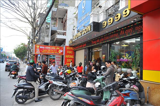 Trong ảnh: Khách mua vàng cầu may tại cửa hàng vàng tại Tp Ninh Bình Ảnh: Minh Đức - TTXVN