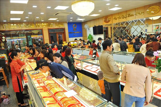 Trong ảnh: Khách mua vàng cầu may tại cửa hàng vàng tại Tp Ninh Bình Ảnh: Minh Đức - TTXVN