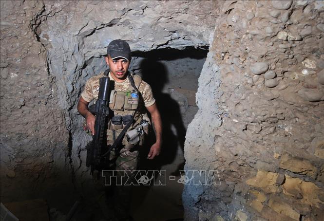 Trong ảnh (tư liệu): Lực lượng Iraq tuần tra tại một đường hầm được IS sử dụng tại làng Albu Sayf, ngoại ô Mosul, Iraq. Ảnh: AFP/ TTXVN