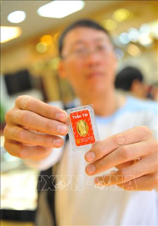 Trong ảnh: Vàng miếng hình thần tài được rất nhiều khách chọn mua. Ảnh: Minh Đức - TTXVN