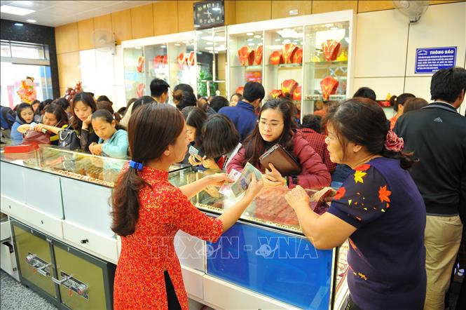 Trong ảnh: Khách mua vàng cầu may tại cửa hàng vàng tại Tp Ninh Bình Ảnh: Minh Đức - TTXVN