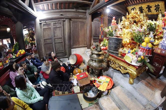 Trong ảnh: Du khách đến Yên Tử bái phật cầu an. Ảnh: Anh Tuấn – TTXVN