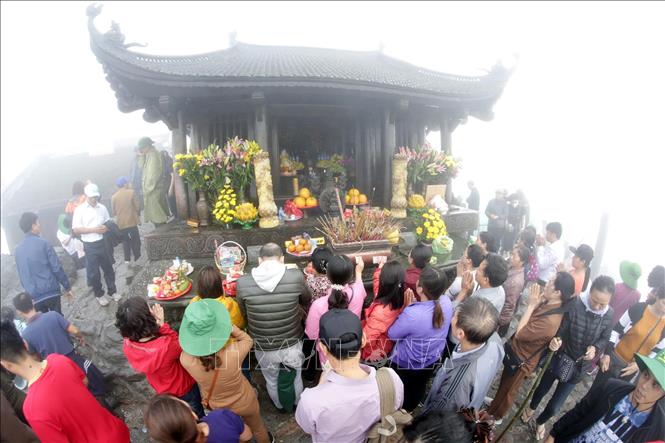 Trong ảnh: Du khách thập phương bái phật cầu an tại Chùa Đồng, Yên Tử. Ảnh: Anh Tuấn – TTXVN