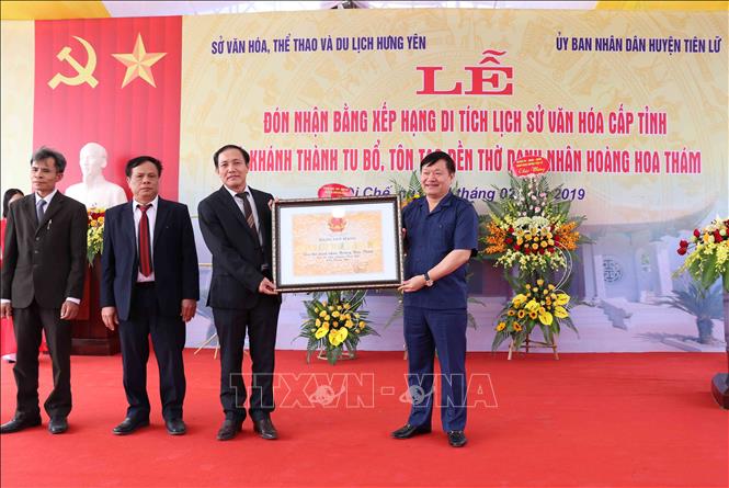 TRong ảnh: Chủ tịch UBND tỉnh Hưng Yên, Nguyễn Văn Phóng trao bằng xếp hạng di tích cấp tỉnh cho ông Đoàn Văn Hoà, Giám đốc Sở Văn hoá, Thể thao và Du lich tỉnh Hưng Yên. Ảnh: Đinh Tuấn - TTXVN