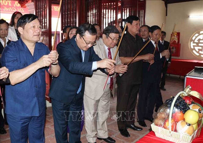 Trong ảnh: Lãnh đạo tỉnh Hưng Yên dâng hương tại Đền thờ Danh nhân Hoàng Hoa Thám. Ảnh: Đinh Tuấn - TTXVN