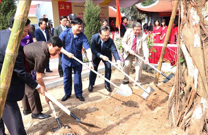 Trong ảnh: Các đại biểu trồng cây tại khuôn viên Đền thờ Danh nhân Hoàng Hoa Thám. Ảnh: Đinh Tuấn - TTXVN
