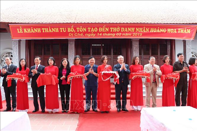 Trong ảnh: Các đại biểu cắt băng khánh thành di tích Đền thờ Danh nhân Hoàng Hoa Thám. Ảnh: Đinh Tuấn - TTXVN
