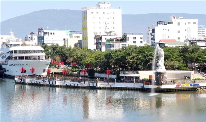 Trong ảnh: Cầu tình yêu nằm bên bờ sông Hàn thơ mộng tại Đà Nẵng. Ảnh: Trần Lê Lâm - TTXVN