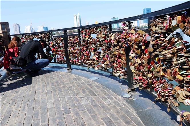 Trong ảnh: Trên Cầu tình yêu có hàng nghìn ổ khóa khắc tên các cặp đôi được bấm khóa vào lan can cầu. Ảnh: Trần Lê Lâm - TTXVN