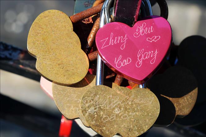 Trong ảnh: Ổ khóa tình yêu của các cặp đôi du khách quốc tế cũng xuất hiện trên cây cầu này. Ảnh: Trần Lê Lâm - TTXVN