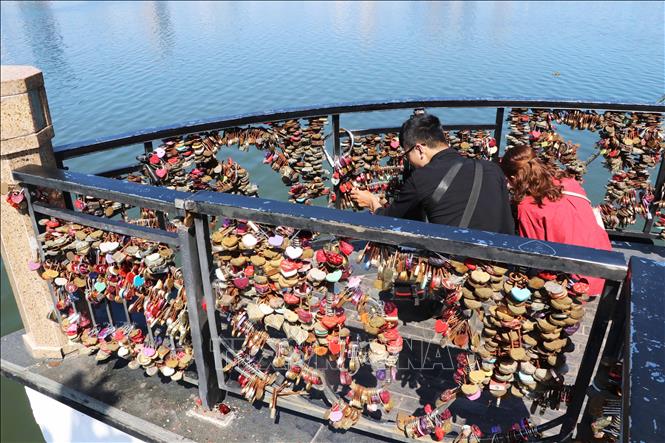 Trong ảnh: Hàng nghìn ổ khóa đủ màu sắc, kích thước khóa trên cầu càng làm cho cây cầu độc đáo, lạ mắt thu hút du khách. Ảnh: Trần Lê Lâm - TTXVN