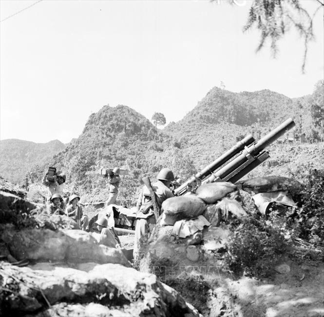 Trong ảnh: Chiến sĩ tiểu đoàn pháo binh mặt trận Hà Tuyên sẵn sàng chiến đấu. Ảnh: Minh Lộc – TTXVN