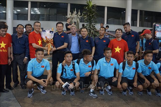 Photo: The U22 team of Vietnam is welcomed by their fans at the Phnom Penh Airport. VNA Photo