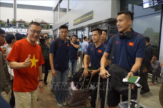 Photo: Vietnamese Ambassador to Cambodia Vũ Quang Minh (in red) welcomes the U22 team of Vietnam at the Phnom Penh Airport. VNA Photo