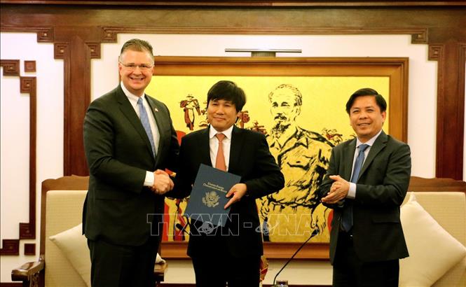 Photo: US Ambassador to Vietnam Daniel Kritenbrink hands the FAA’s certificate to CAAV Director Dinh Viet Thang. VNA Photo