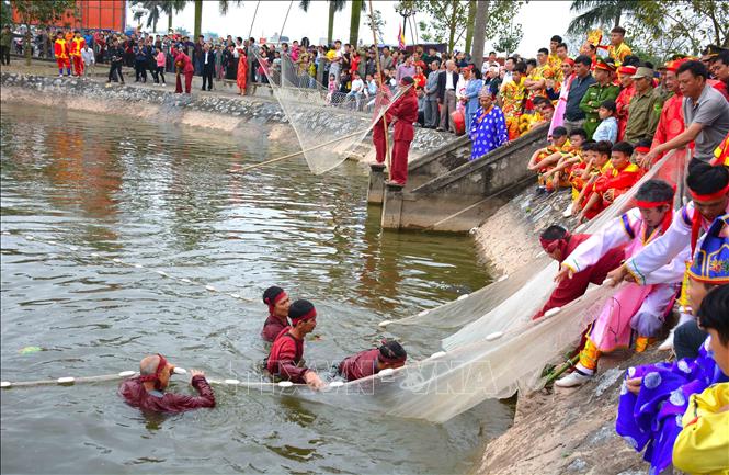 Trong ảnh: Nghi lễ đánh bắt cá để tế tại Khu di tích lịch sử văn hóa đền Trần, tỉnh Nam Định. Ảnh: Công Luật - TTXVN
