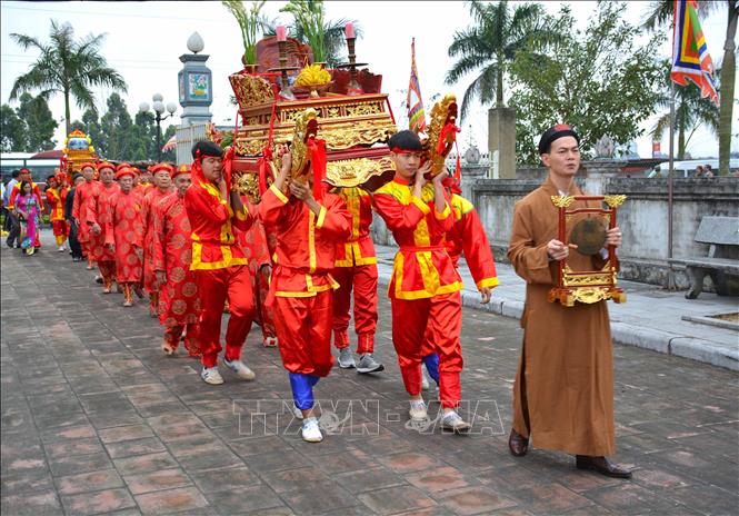 Trong ảnh: Đoàn rước nước kiệu Thánh với tàn lọng hai bên, đội tế nam quan, đội tế nữ quan… Ảnh: Công Luật - TTXVN
