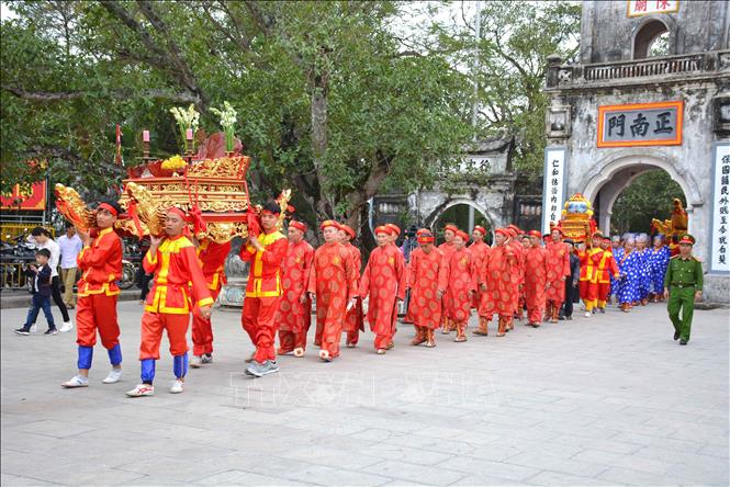 Trong ảnh: Đoàn rước nước gồm hơn 200 người với cờ, biểu đi trước, đội rước rồng, lân, chiêng trống, kiệu thánh với tàn lọng hai bên, đội tế nam quan, đội tế nữ quan… Ảnh: Công Luật - TTXVN
