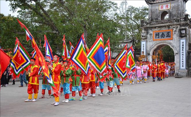 Trong ảnh: Đoàn rước nước gồm hơn 200 người với cờ, biểu đi trước. Ảnh: Công Luật - TTXVN 