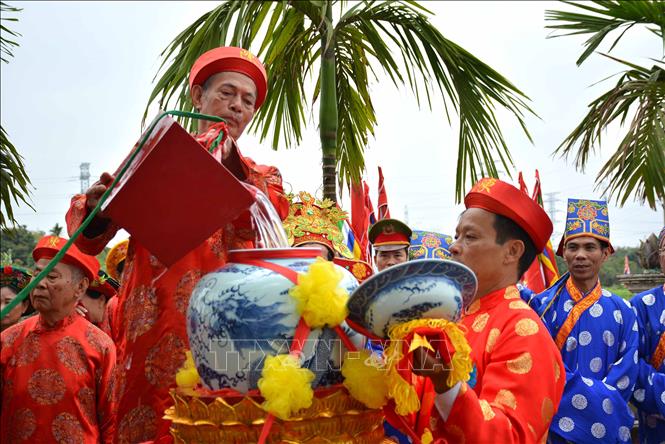 Trong ảnh: Nghi lễ lấy nước tại giếng cổ thuộc Khu di tích lịch sử văn hóa đền Trần, tỉnh Nam Định. Ảnh: Công Luật - TTXVN  